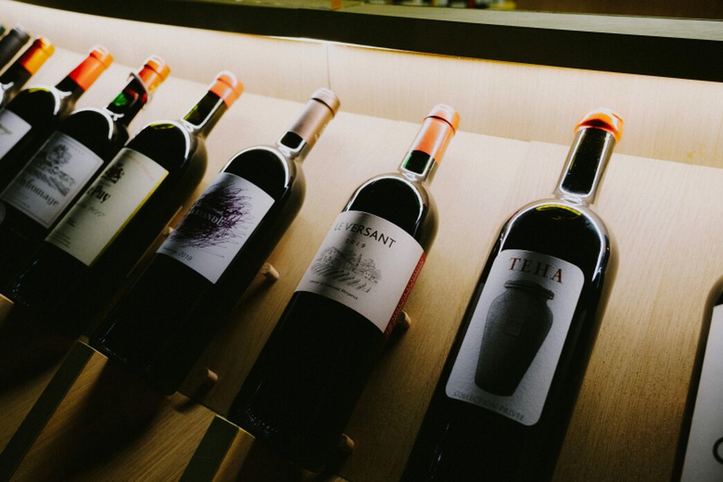Bottiglie di vino europeo allineate in una cantina
