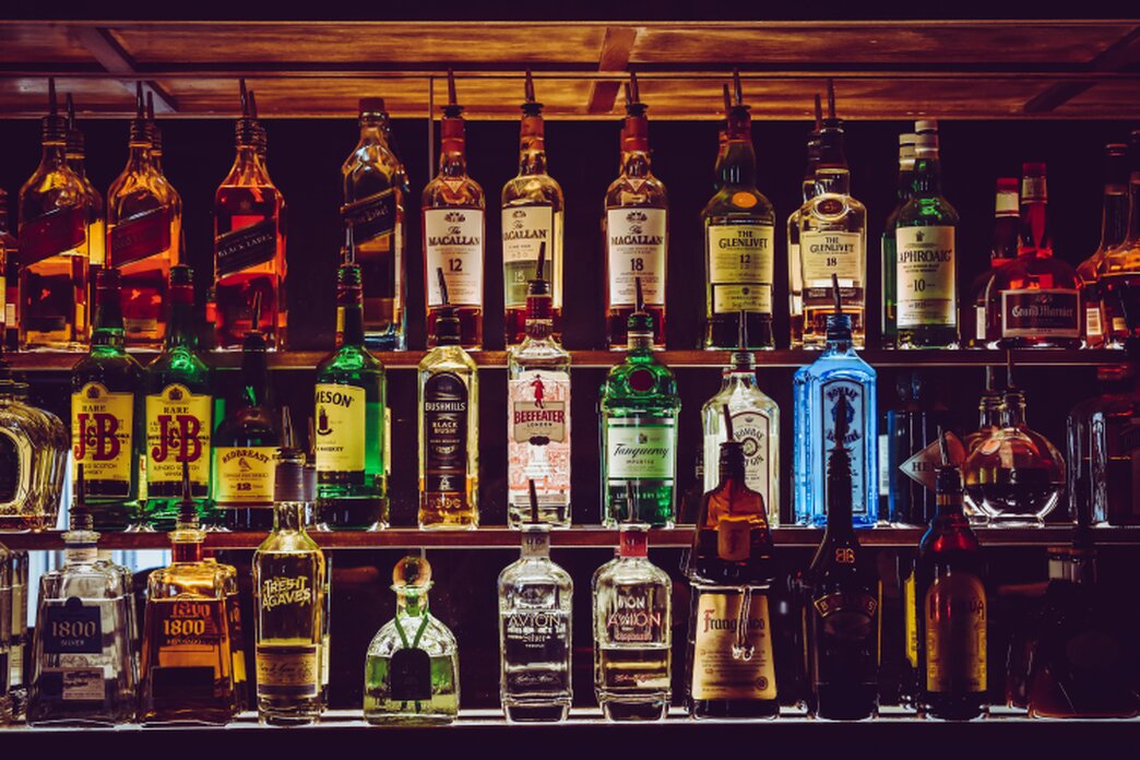 Bottiglie di superalcolici esposte su una mensola bar