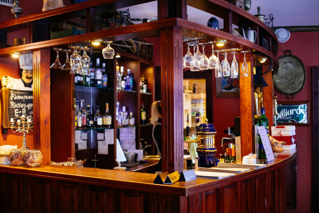 Bancone bar con bevande e clienti
