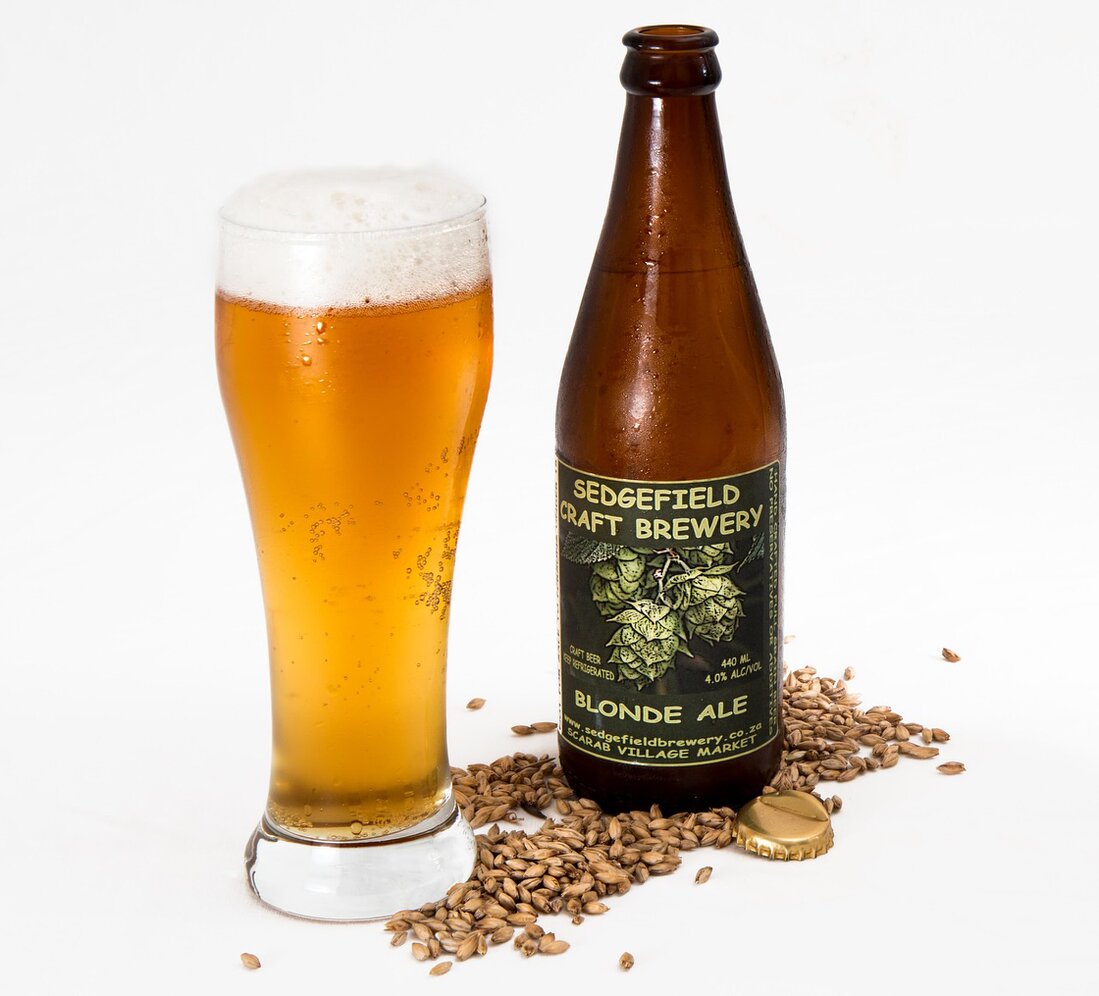 Bicchieri di birra chiara serviti al bancone