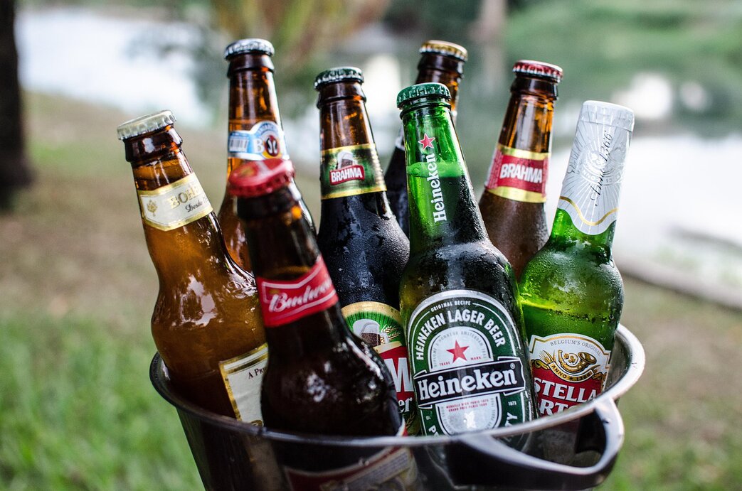 Bicchieri di birra alla spina su un bancone bar