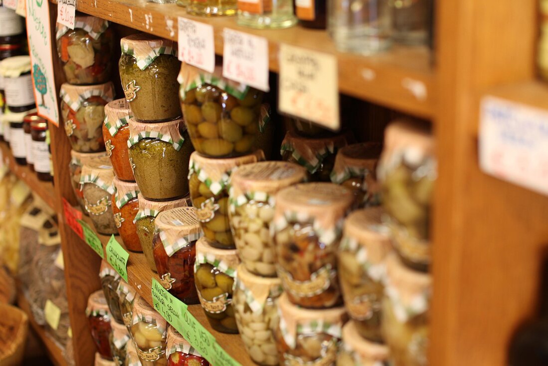 Barattoli di conserve e salse su scaffale