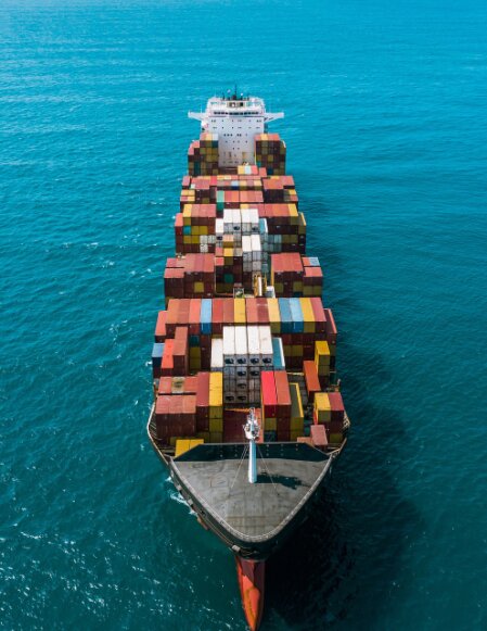 Camion in partenza da un magazzino logistico per le consegne di bevande e alimenti