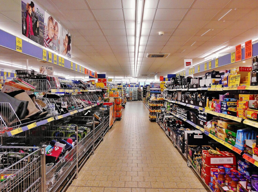Scaffali di negozio con prodotti confezionati europei