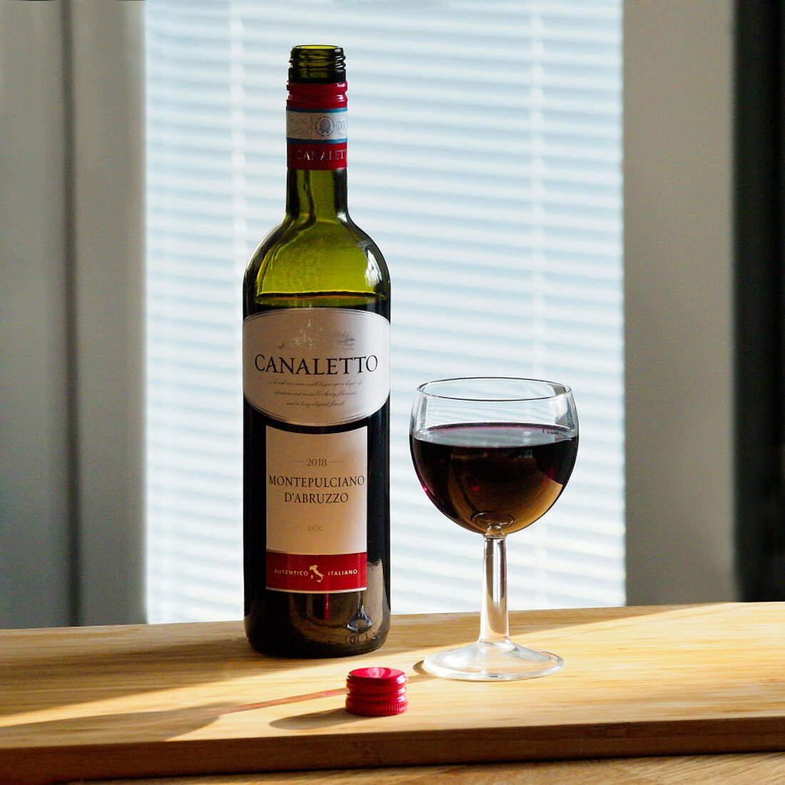 Bottiglie di vino europeo su scaffale di magazzino